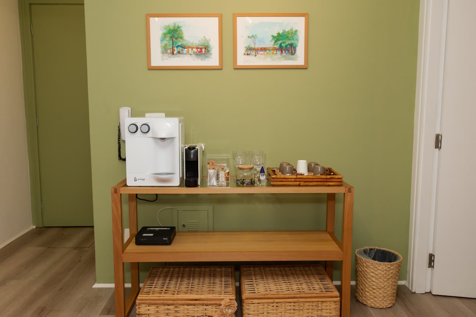 Cantinho do café com parede verde