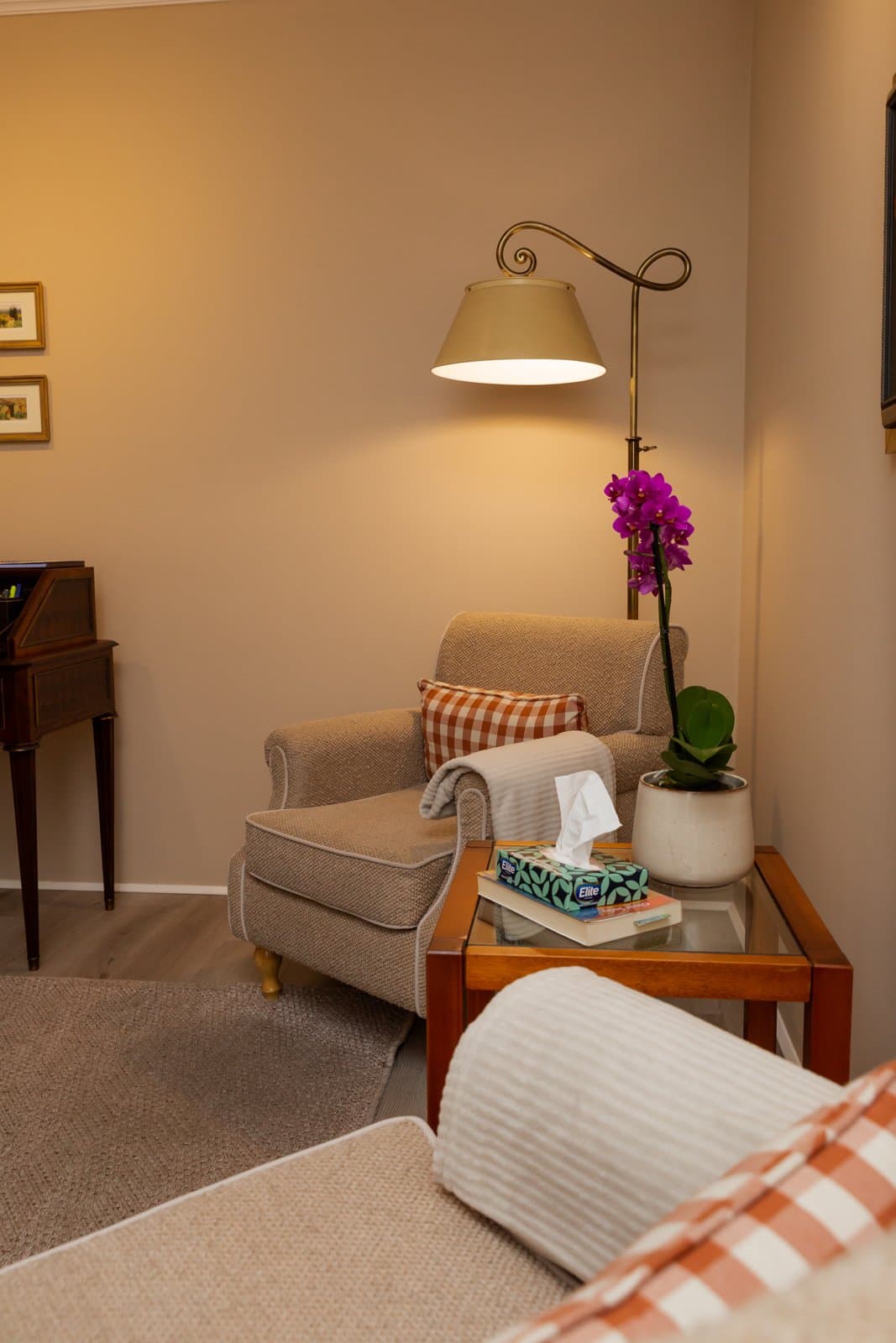 Poltrona do consultório com luminária e orquídea
