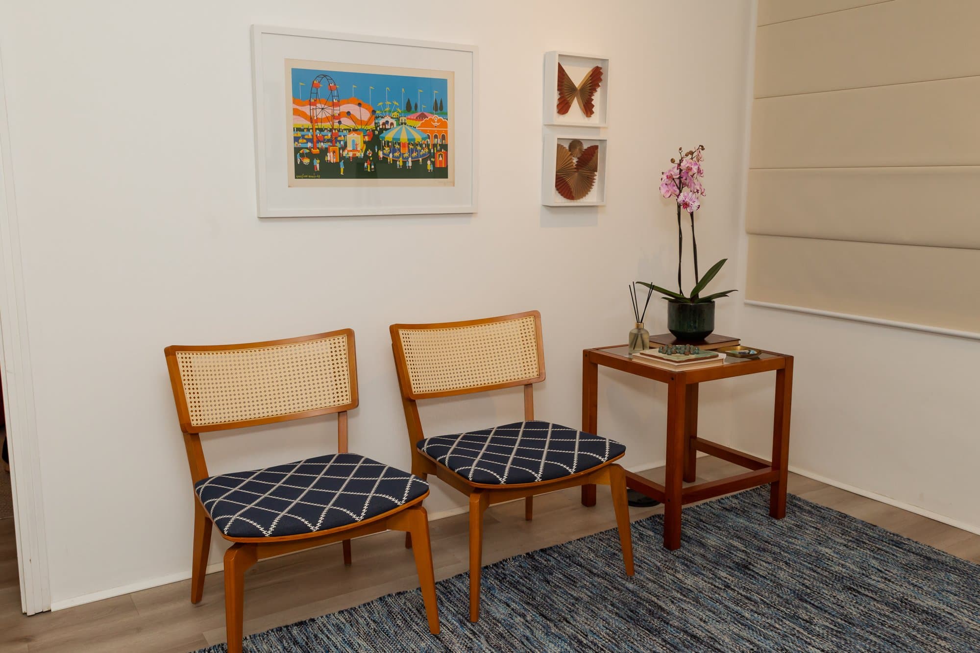 Sala de espera com cadeiras de palhinha e orquídea