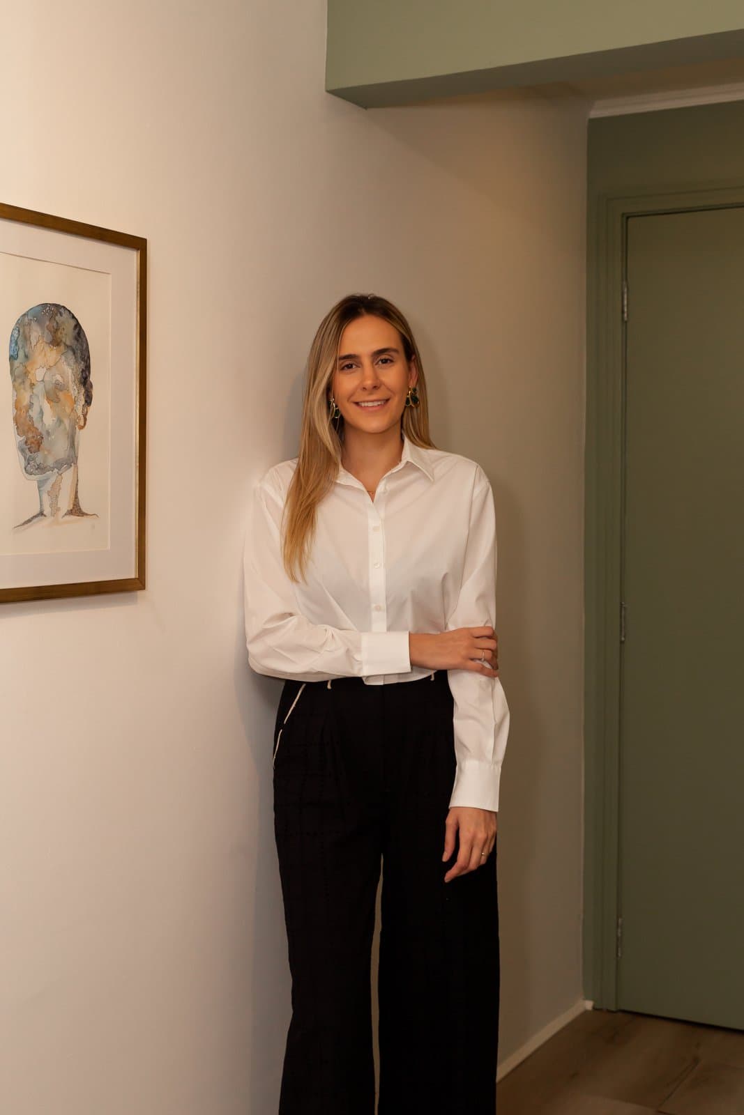 Dra. Isabella em pé no corredor do consultório