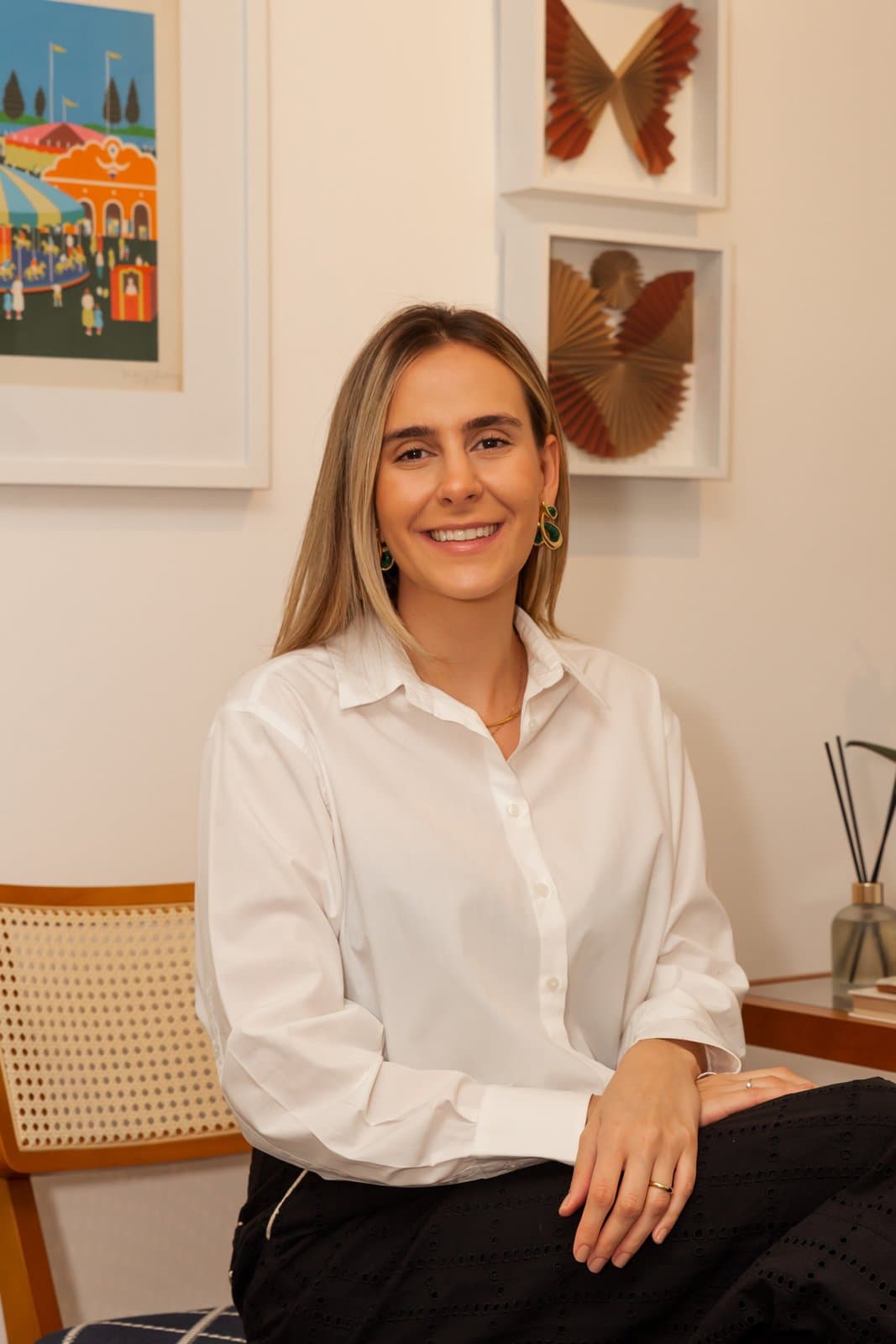Dra. Isabella sentada em seu consultório
